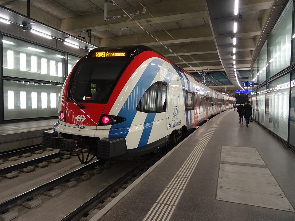 Train Léman Express en gare de Genève-Champel, direction Annemasse