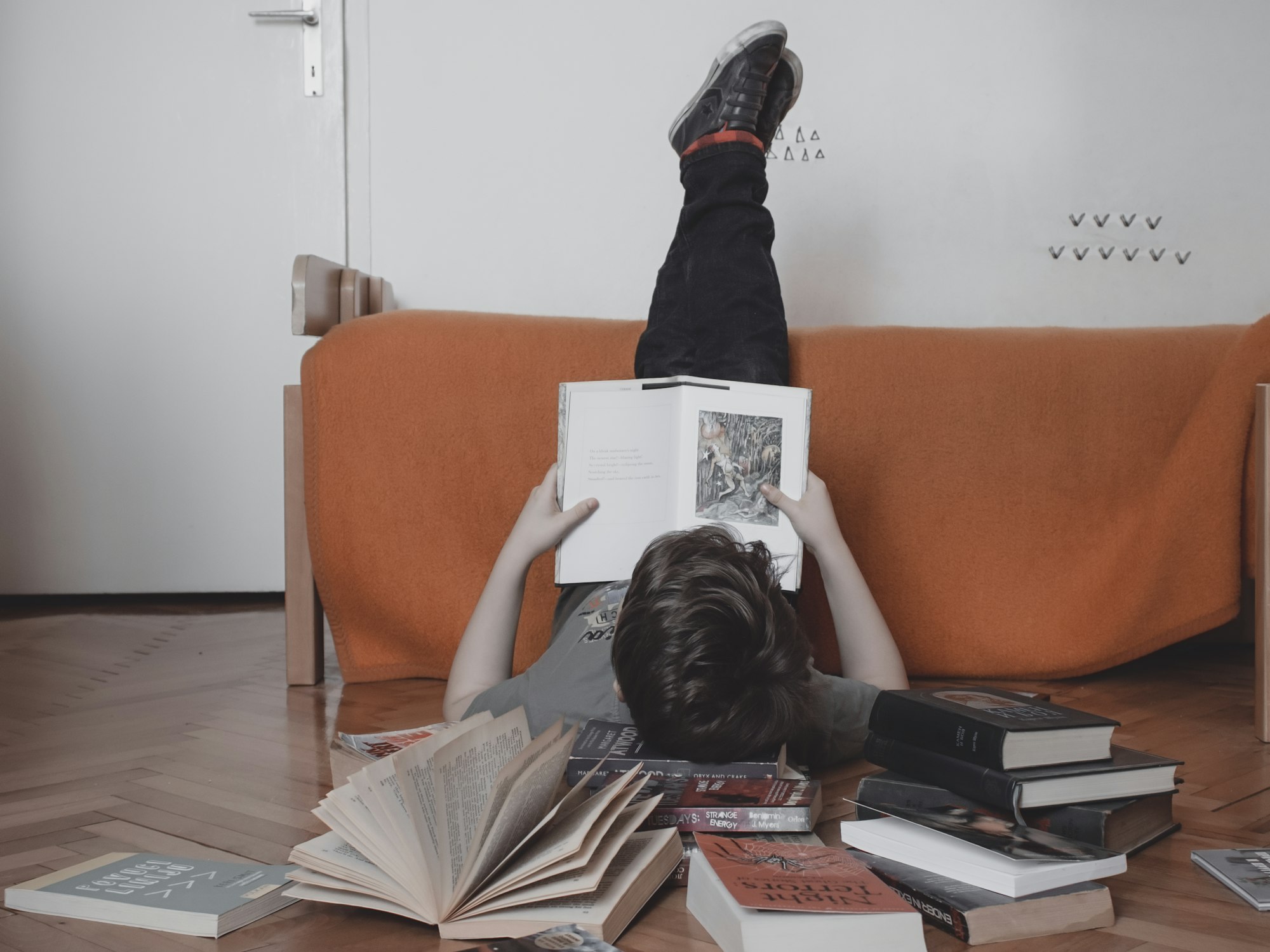 Lecteur allongé plongé dans un livre