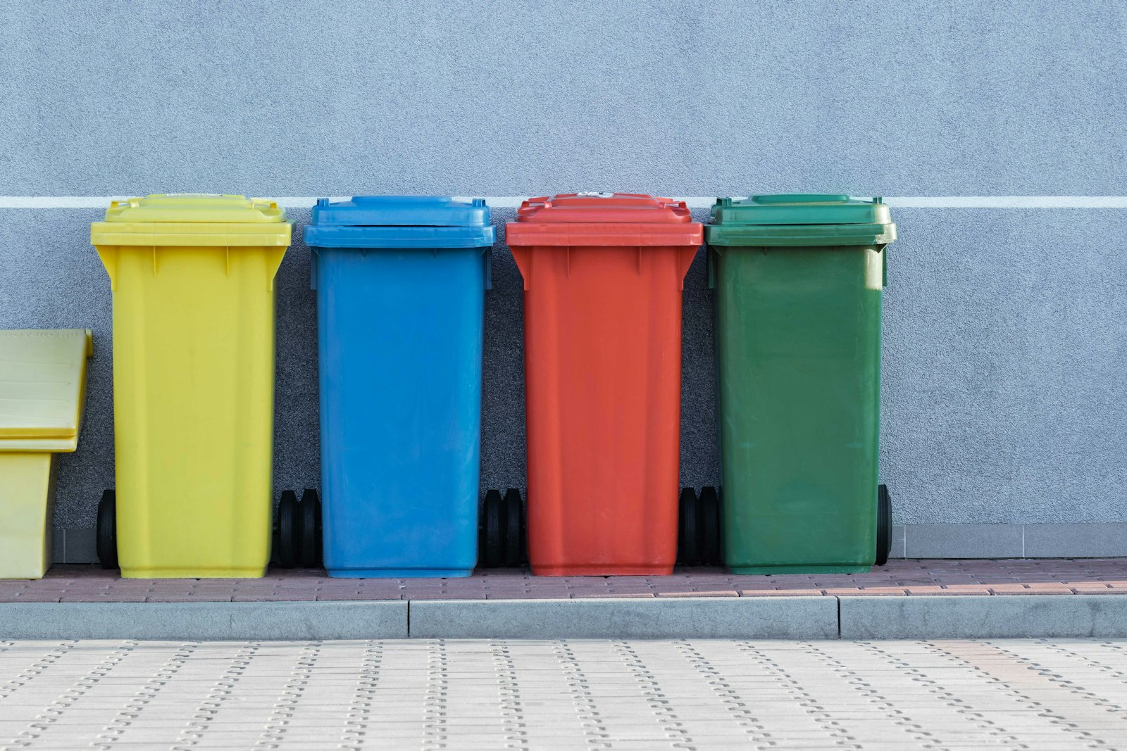 Poubelles de tri de différentes couleurs