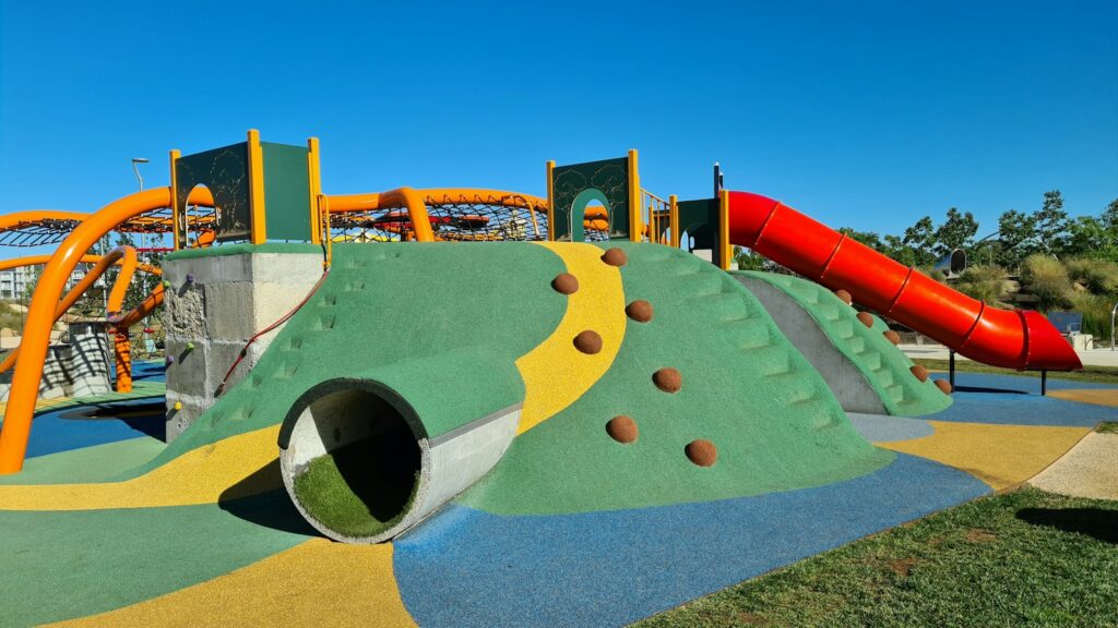 Aire de jeux colorée avec toboggan