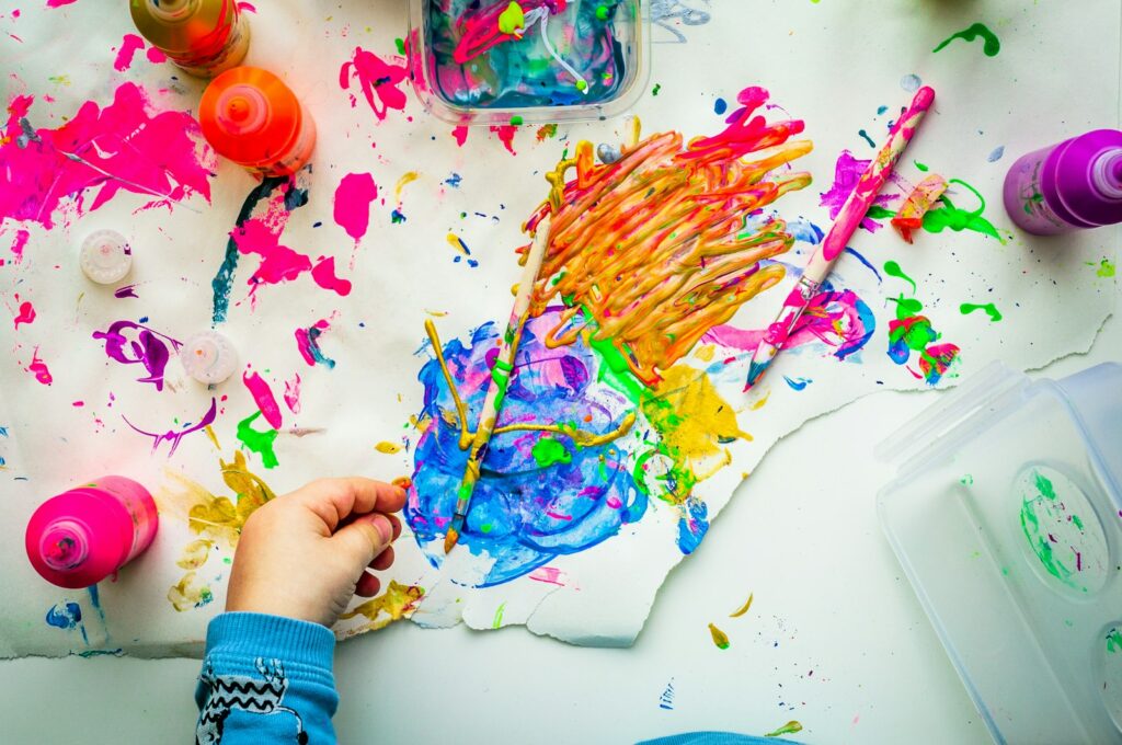 Enfant peignant avec des couleurs vives