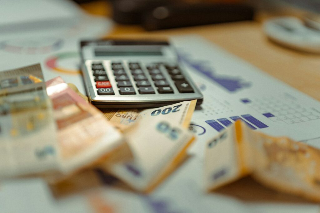 Calculatrice posée sur des billets en euros