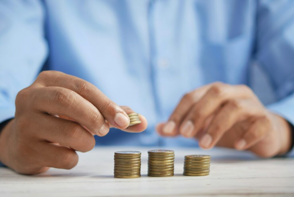 Pièces de monnaie empilées sur une table
