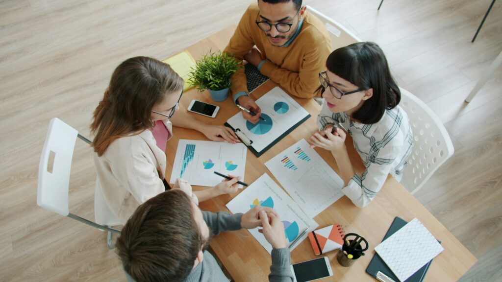 Réunion de travail autour de documents et graphiques