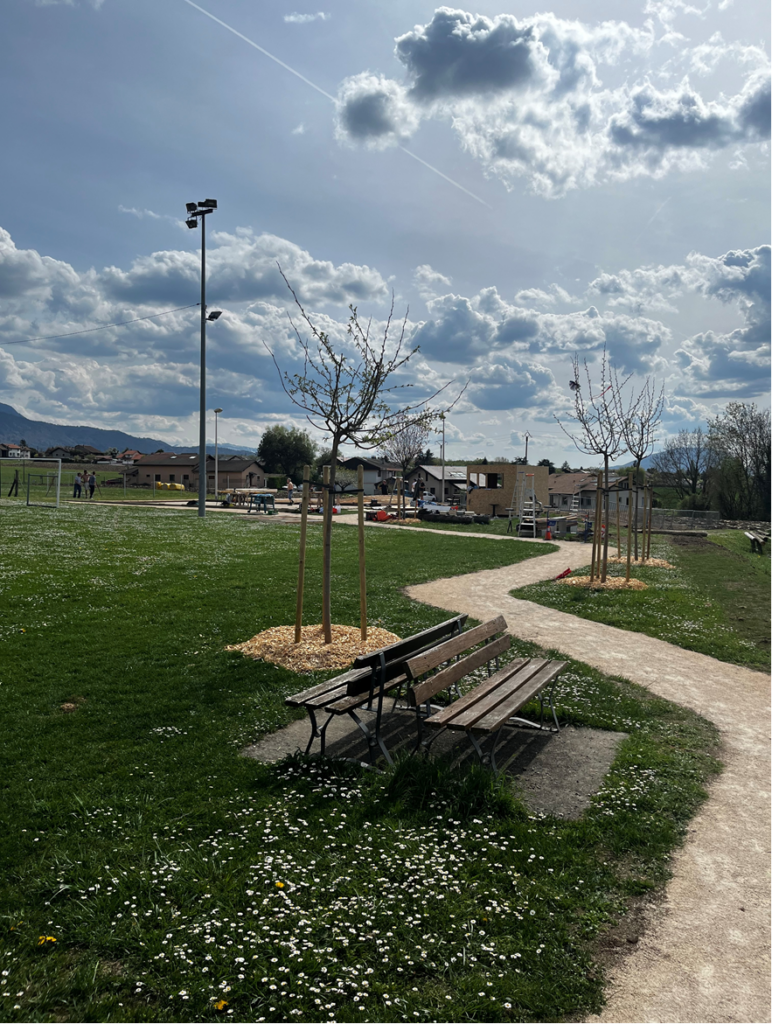 Parc de Loisin : bancs, chemin et jeunes arbres